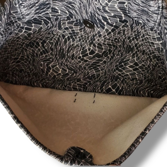 NWOT Vince Camuto Large Canvas Snakeskin print Orla Tote Black / Coconut Cream - Picture 7 of 9